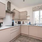 Gorgeous Central Modern Apartment - Pass The Keys