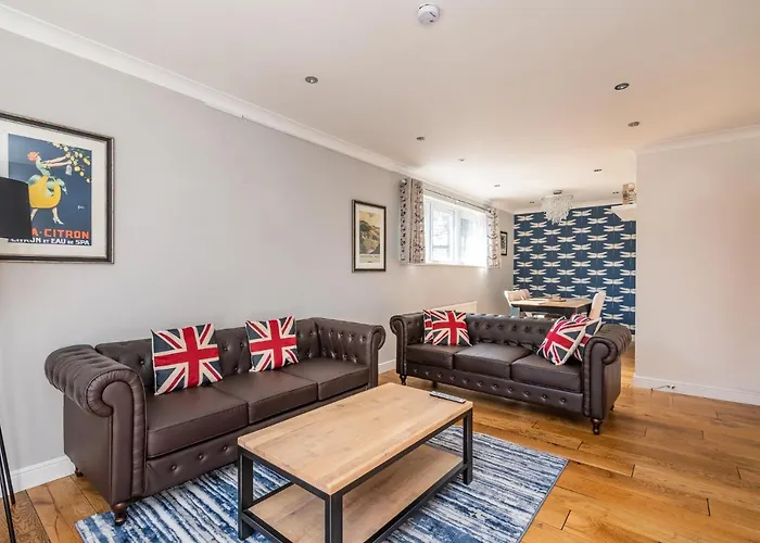 Gorgeous Central Modern Apartment - Pass The Keys