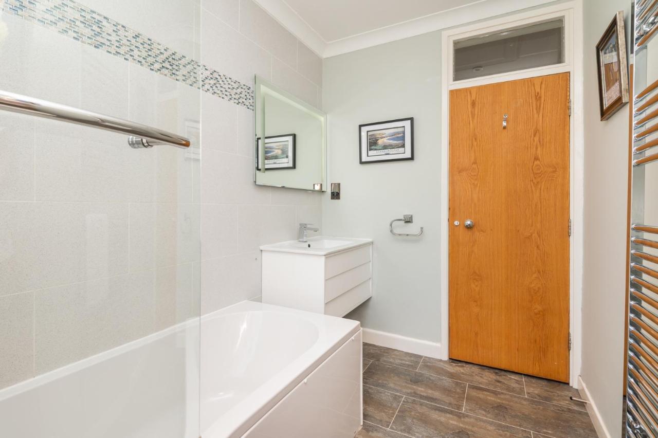 Gorgeous Central Modern - Pass The Keys Apartment